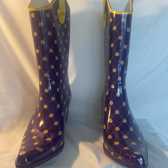 Stadium Stomper Boots - Picture 2 of 4